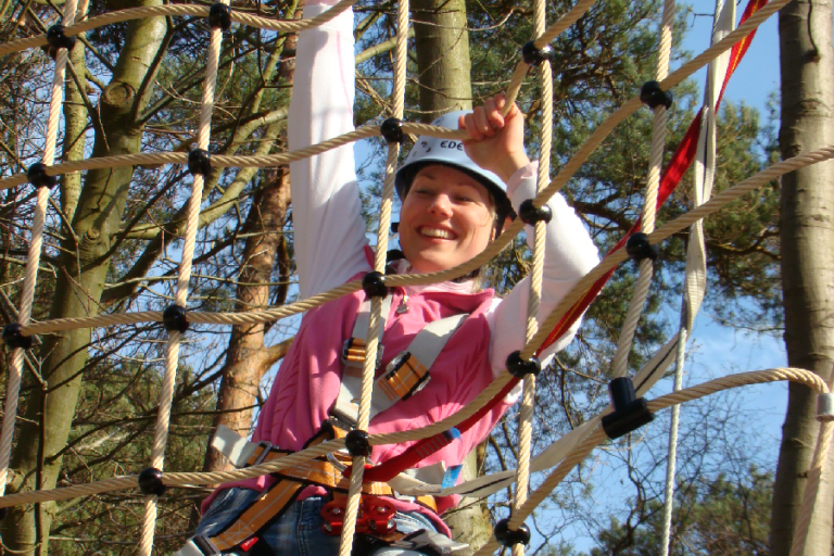 kletternde Frau im Kletterwald BinzProra